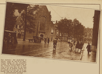 872768 Gezicht over het Janskerkhof te Utrecht, tijdens een regenachtige dag, met links de Janskerk.